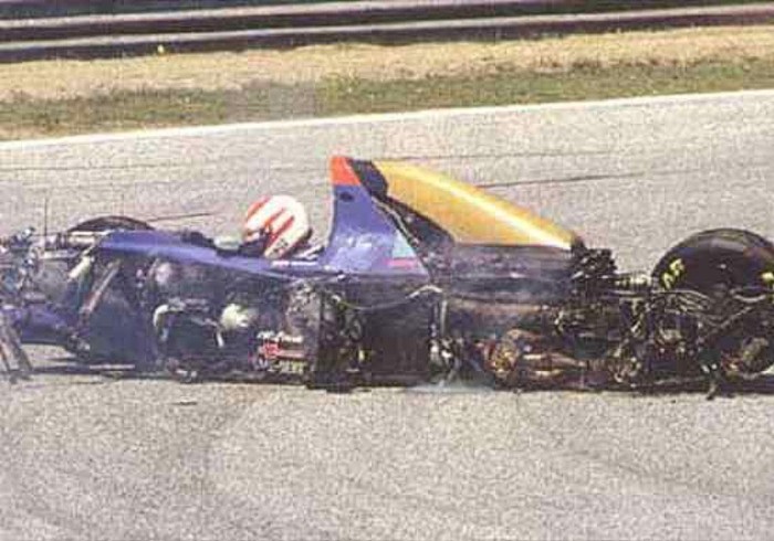 8. Roland Ratzenberger: Chấn thương sọ não đã cướp đi tính mạng của tay đua 33 tuổi này trong cuộc đua San Marino Grand Prix. Chiếc xe của anh đi trật đường đua ở vòng đua áp chót, tuy nhiên thay vì vào pit stop để sửa, Ratzenberger lại tiếp tục vì anh có cơ hội để giành vị trí Quán quân. Tốc độ quá cao của chiếc xe khiến cho cánh trước của xe bị vỡ và rơi xuống bánh xe khiến Ratzenberger mất lái trước khi đâm vào bức tường ngoài đường đua với vận tốc 195 dặm/giờ (314 km/giờ).